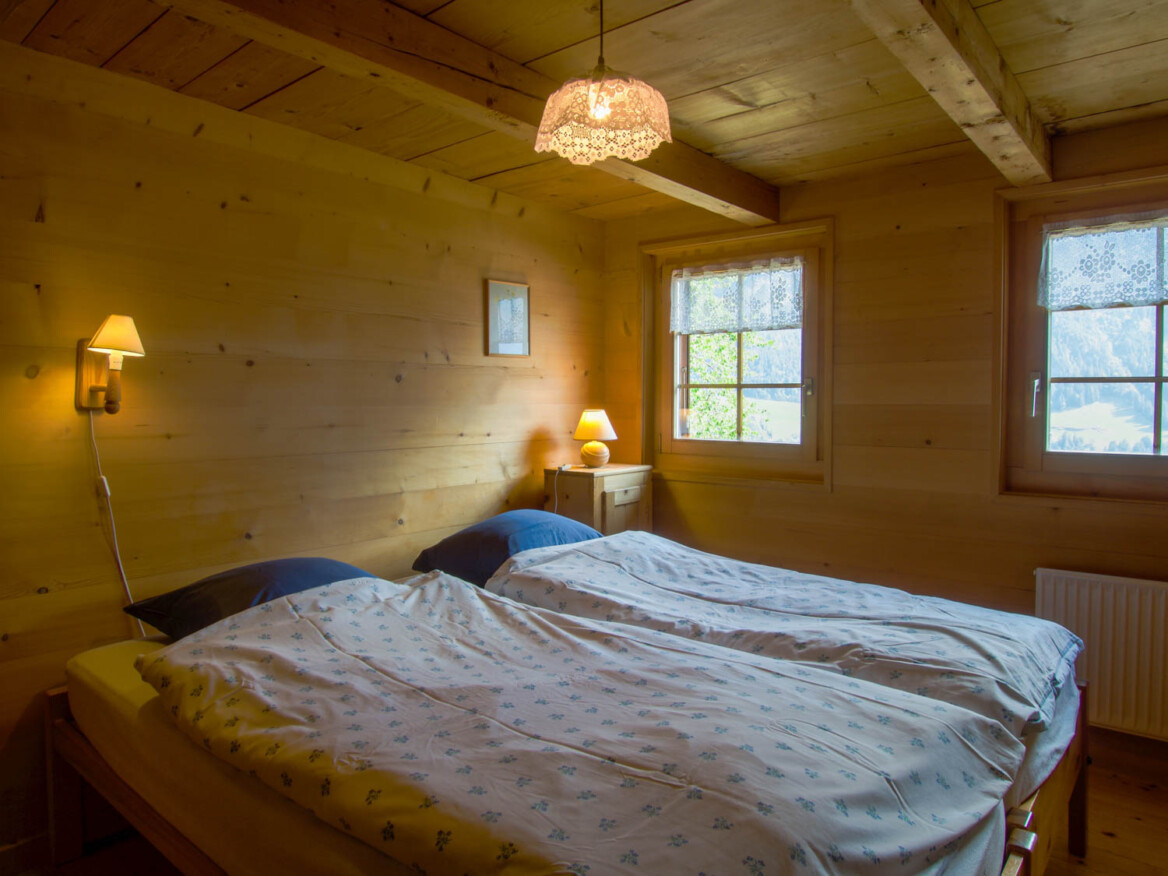 Chambre au rez du chalet de location l'Anta Rousa à Champéry