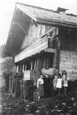 Famille devant le chalet l'Anta Rousa à Champéry